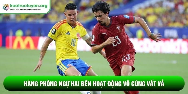 Hàng phòng ngự hai bên hoạt động vô cùng vất vả